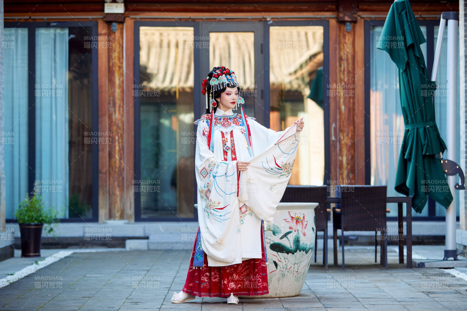 身穿国潮戏曲服饰进行表演的中国美女图片