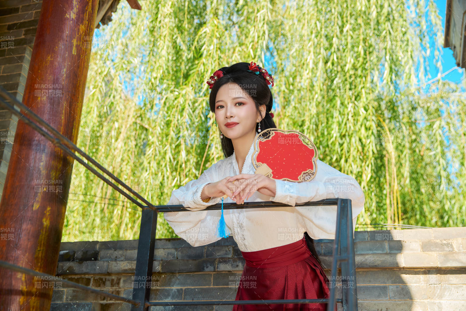 穿着中国汉族服饰马面裙的东方女性图片