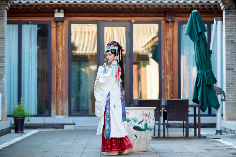 身穿国潮戏曲服饰进行表演的中国美女图片