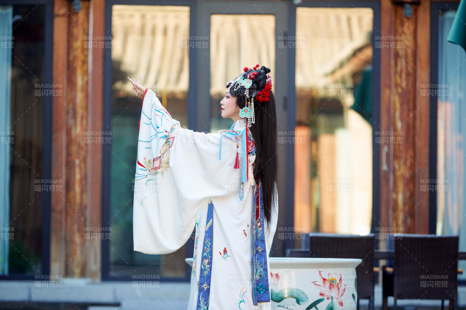 身穿国潮戏曲服饰进行表演的中国美女图片