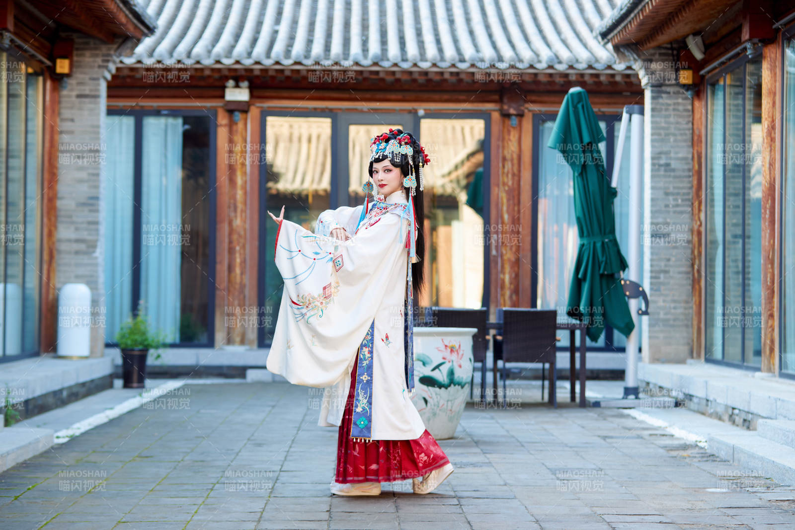 身穿国潮戏曲服饰进行表演的中国美女图片