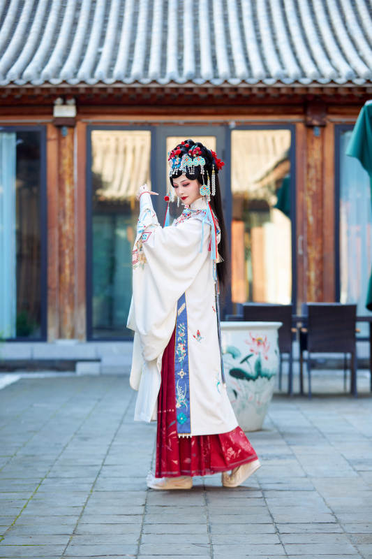 身穿国潮戏曲服饰进行表演的中国美女图片