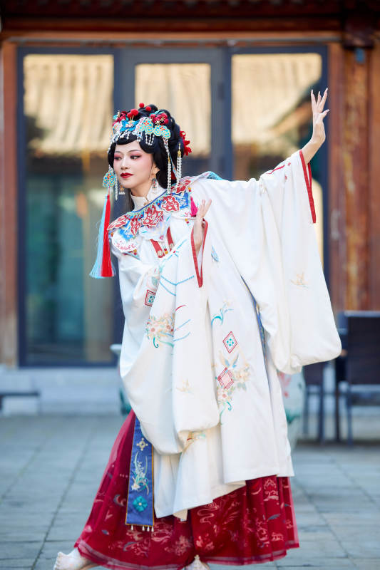 身穿国潮戏曲服饰进行表演的中国美女图片