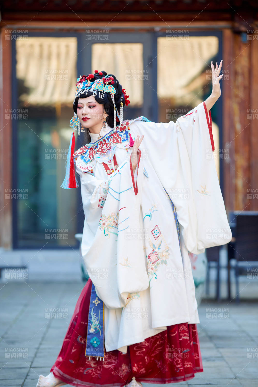 身穿国潮戏曲服饰进行表演的中国美女图片