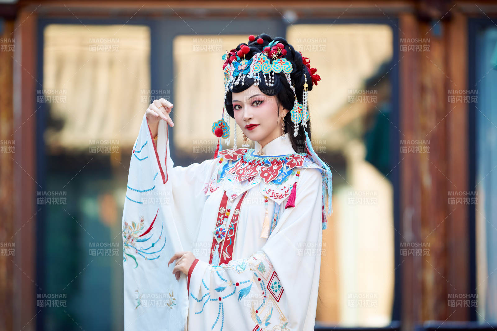 身穿国潮戏曲服饰进行表演的中国美女图片