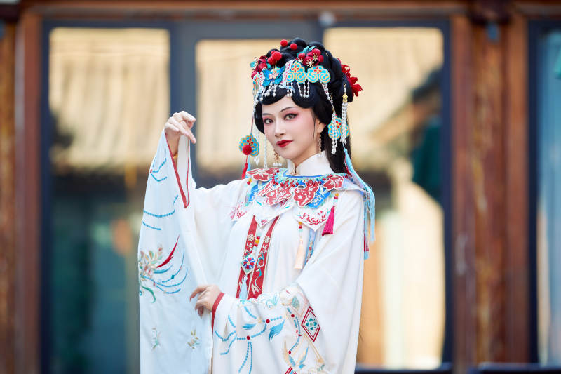 身穿国潮戏曲服饰进行表演的中国美女图片