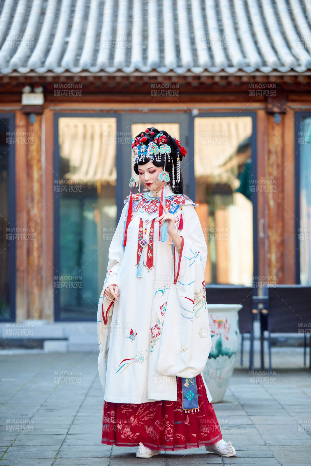 身穿国潮戏曲服饰进行表演的中国美女图片