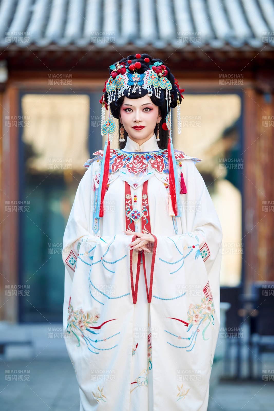 身穿国潮戏曲服饰进行表演的中国美女图片