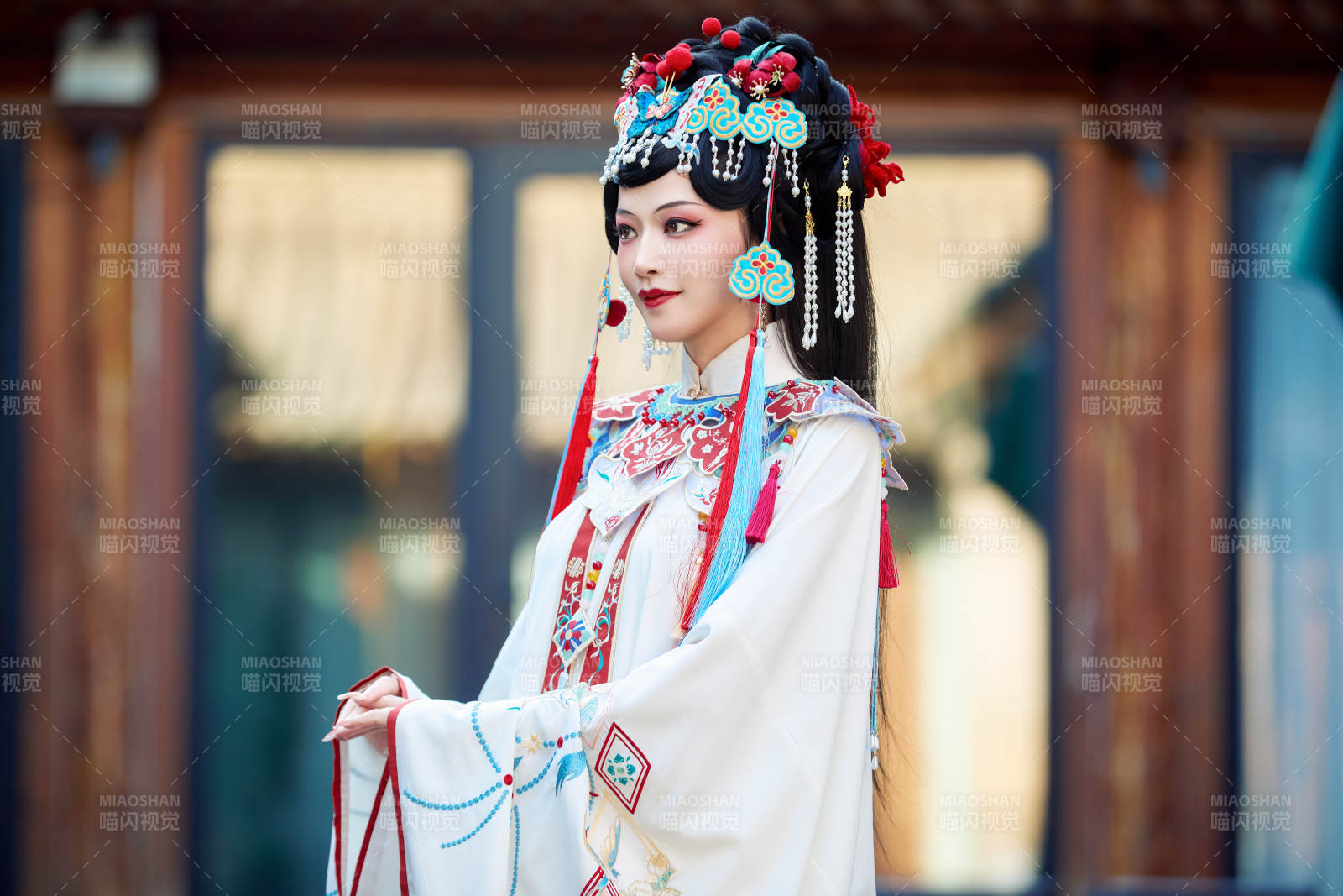 身穿国潮戏曲服饰进行表演的中国美女图片