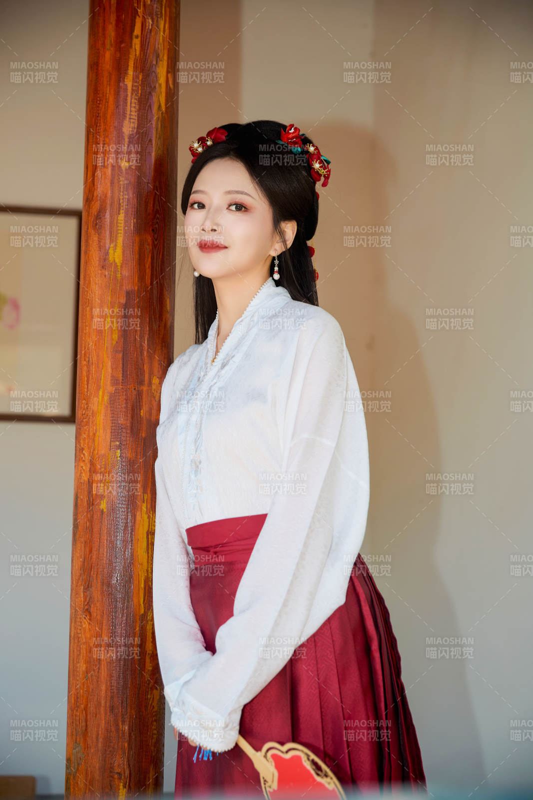 穿着中国汉族服饰马面裙的东方女性图片