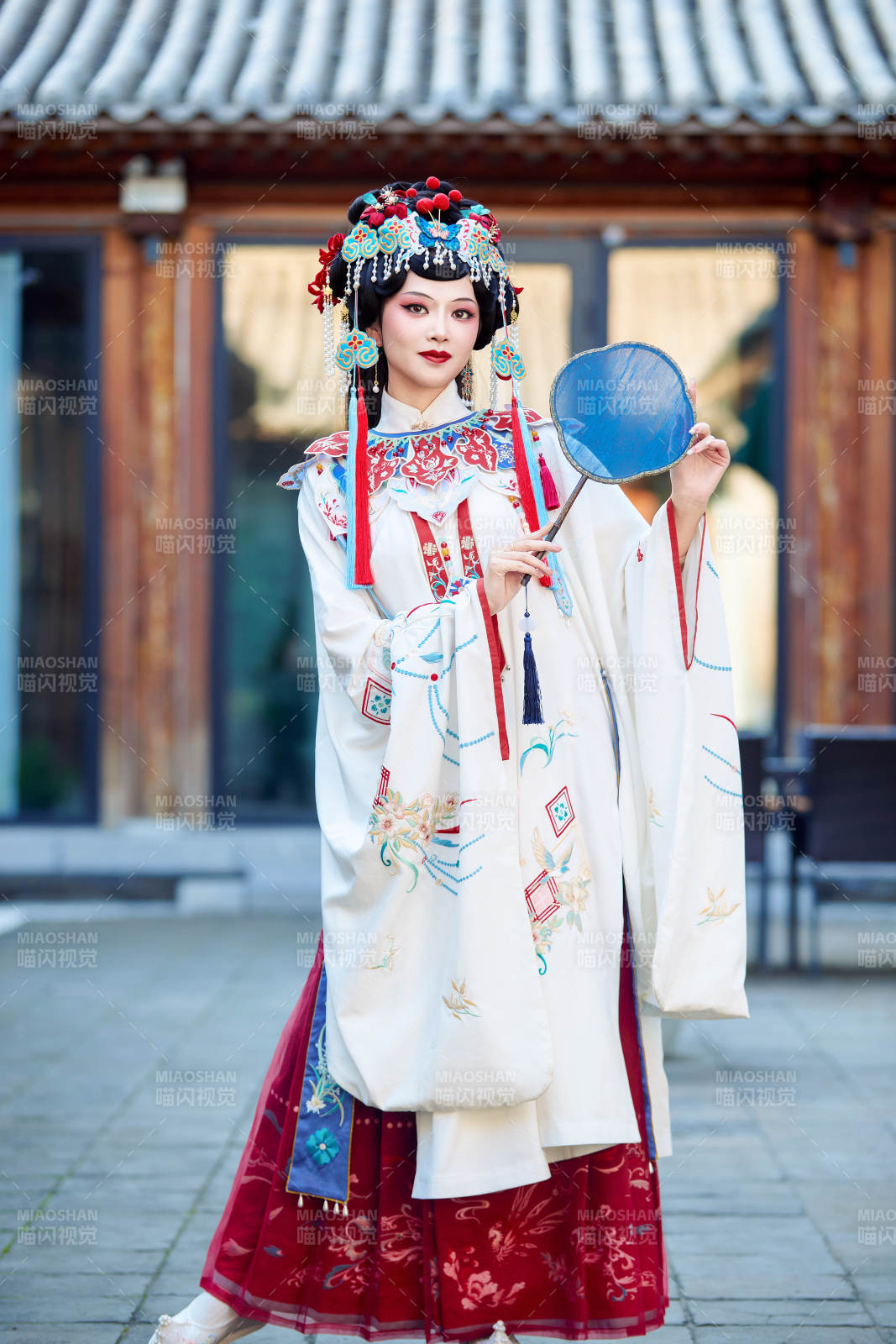 身穿国潮戏曲服饰进行表演的中国美女图片