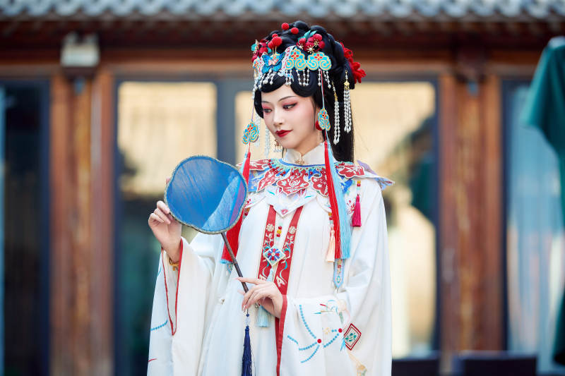 身穿国潮戏曲服饰进行表演的中国美女图片