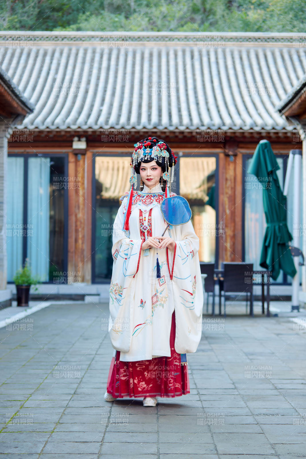 身穿国潮戏曲服饰进行表演的中国美女图片