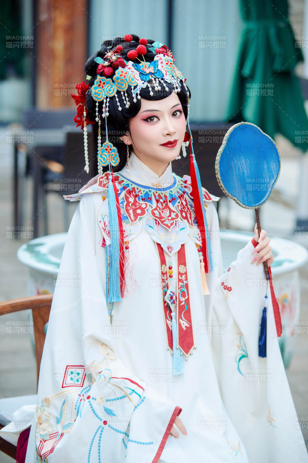 身穿国潮戏曲服饰进行表演的中国美女图片