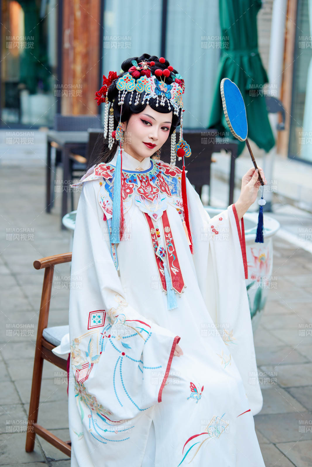 身穿国潮戏曲服饰进行表演的中国美女图片