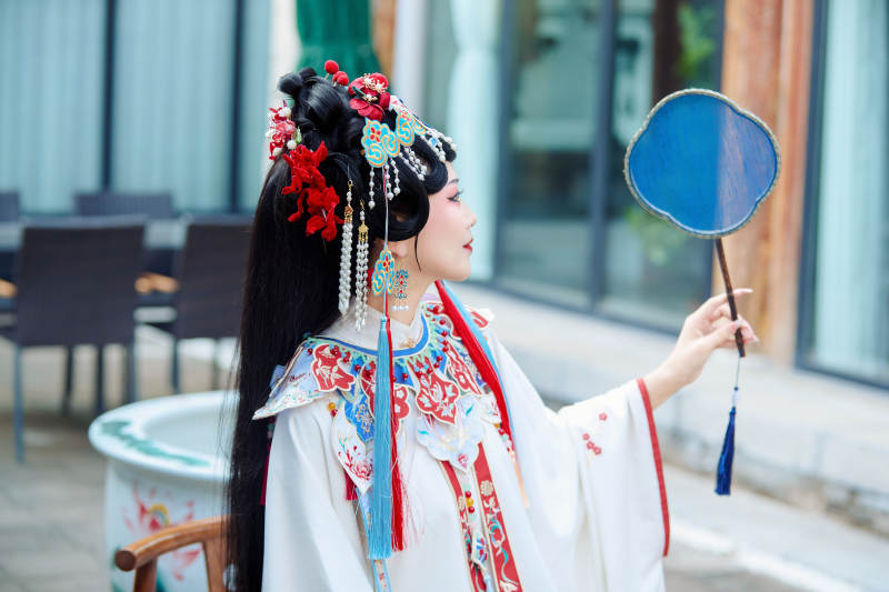 身穿国潮戏曲服饰进行表演的中国美女图片