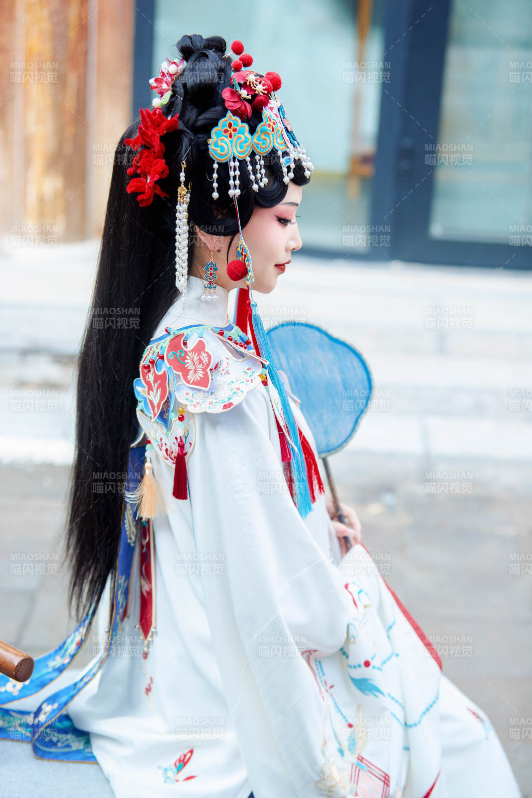 身穿国潮戏曲服饰进行表演的中国美女图片