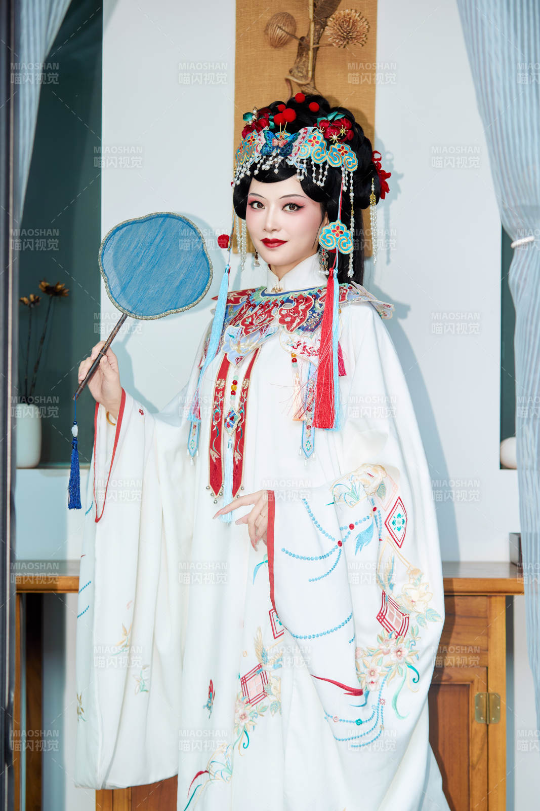 身穿国潮戏曲服饰进行表演的中国美女图片