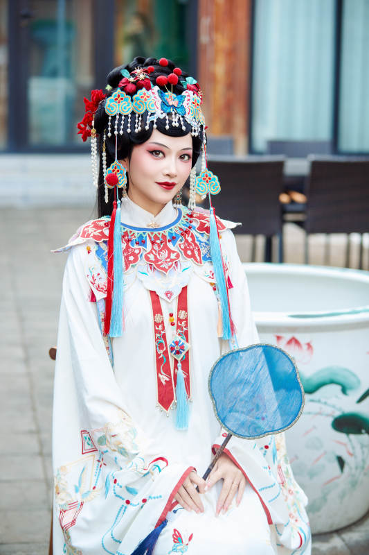 身穿国潮戏曲服饰进行表演的中国美女图片