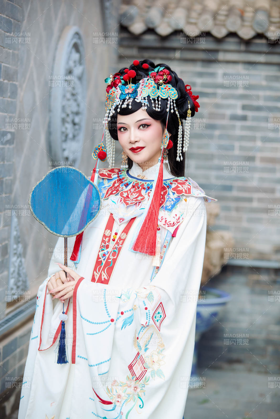 身穿国潮戏曲服饰进行表演的中国美女图片