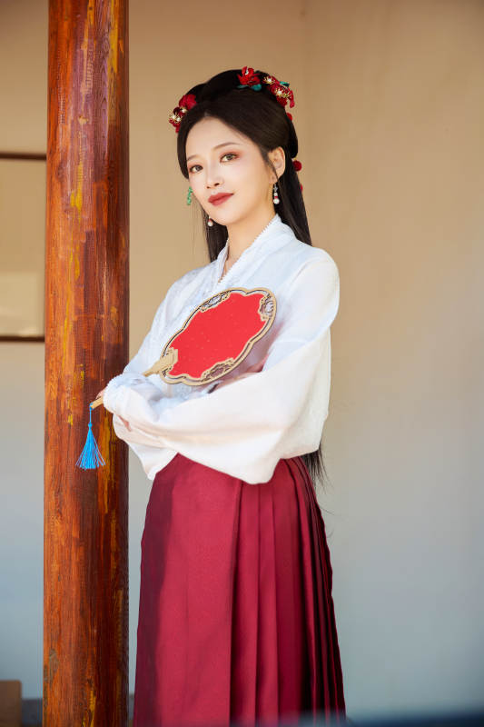 穿着中国汉族服饰马面裙的东方女性图片