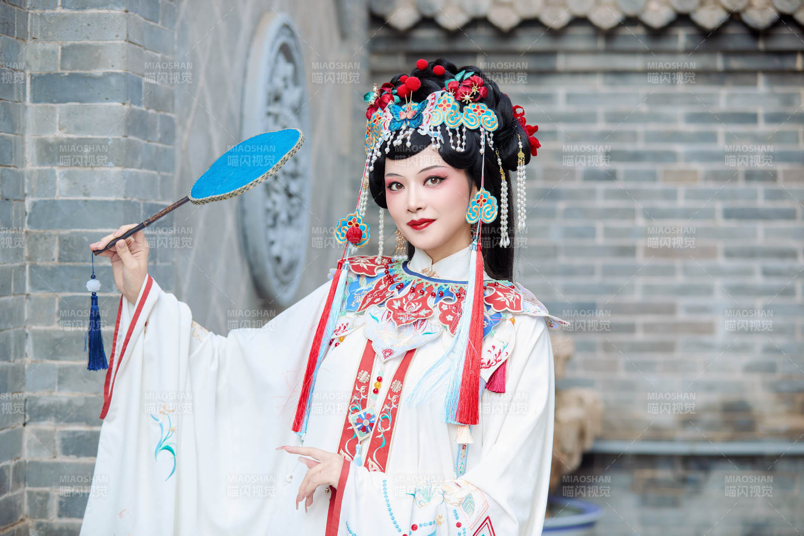 身穿国潮戏曲服饰进行表演的中国美女图片