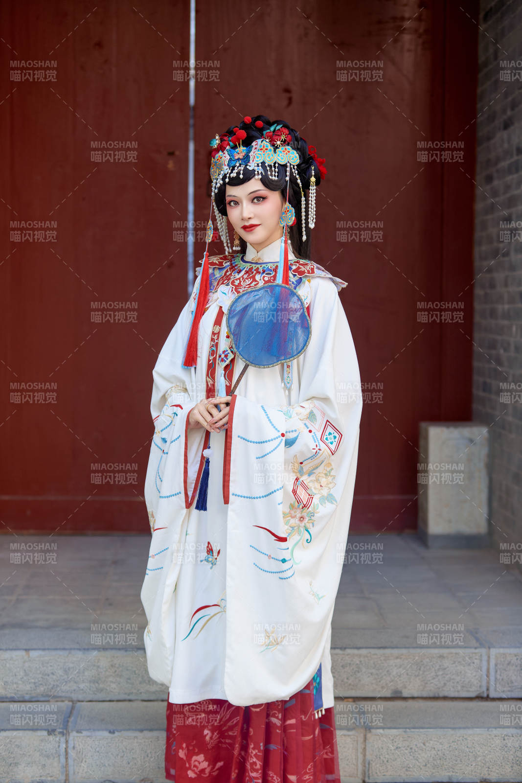 国潮戏曲服饰妆容手持油纸伞的中国美女图片