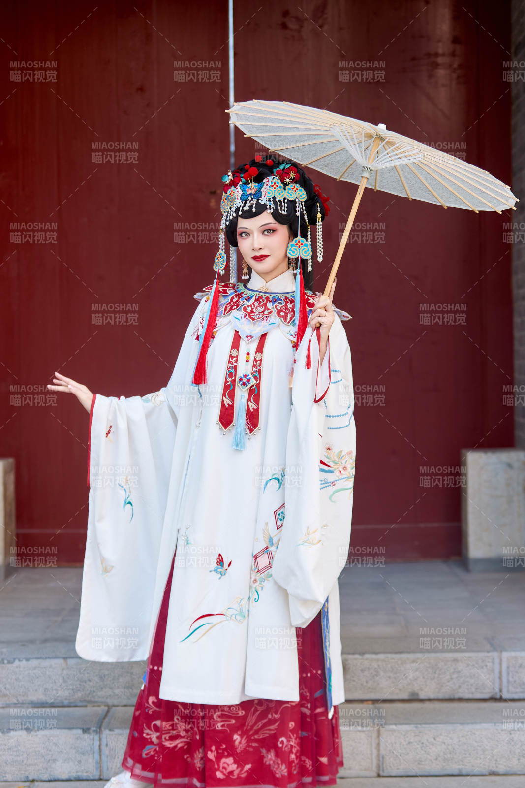 国潮戏曲服饰妆容手持油纸伞的中国美女图片