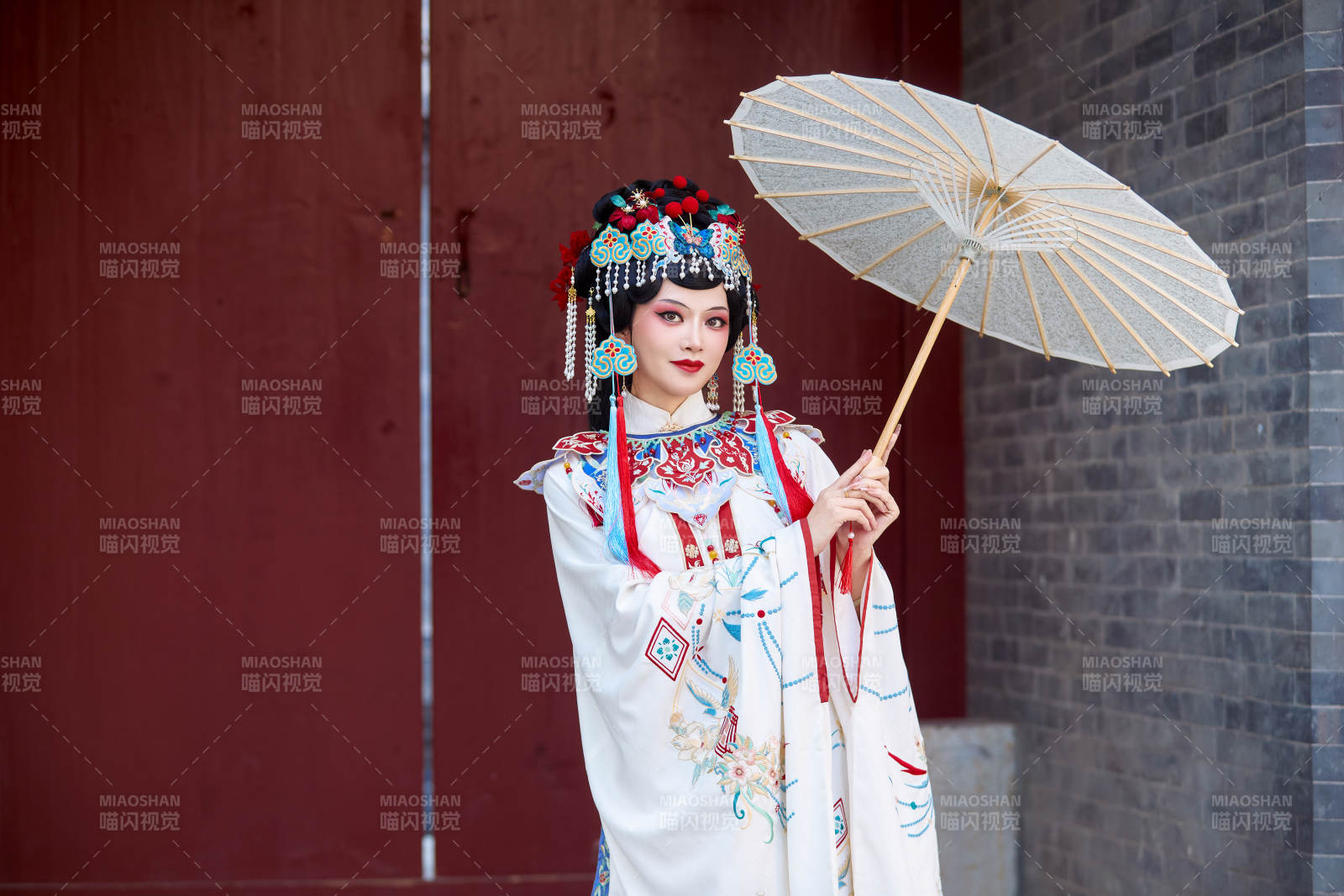 国潮戏曲服饰妆容手持油纸伞的中国美女图片