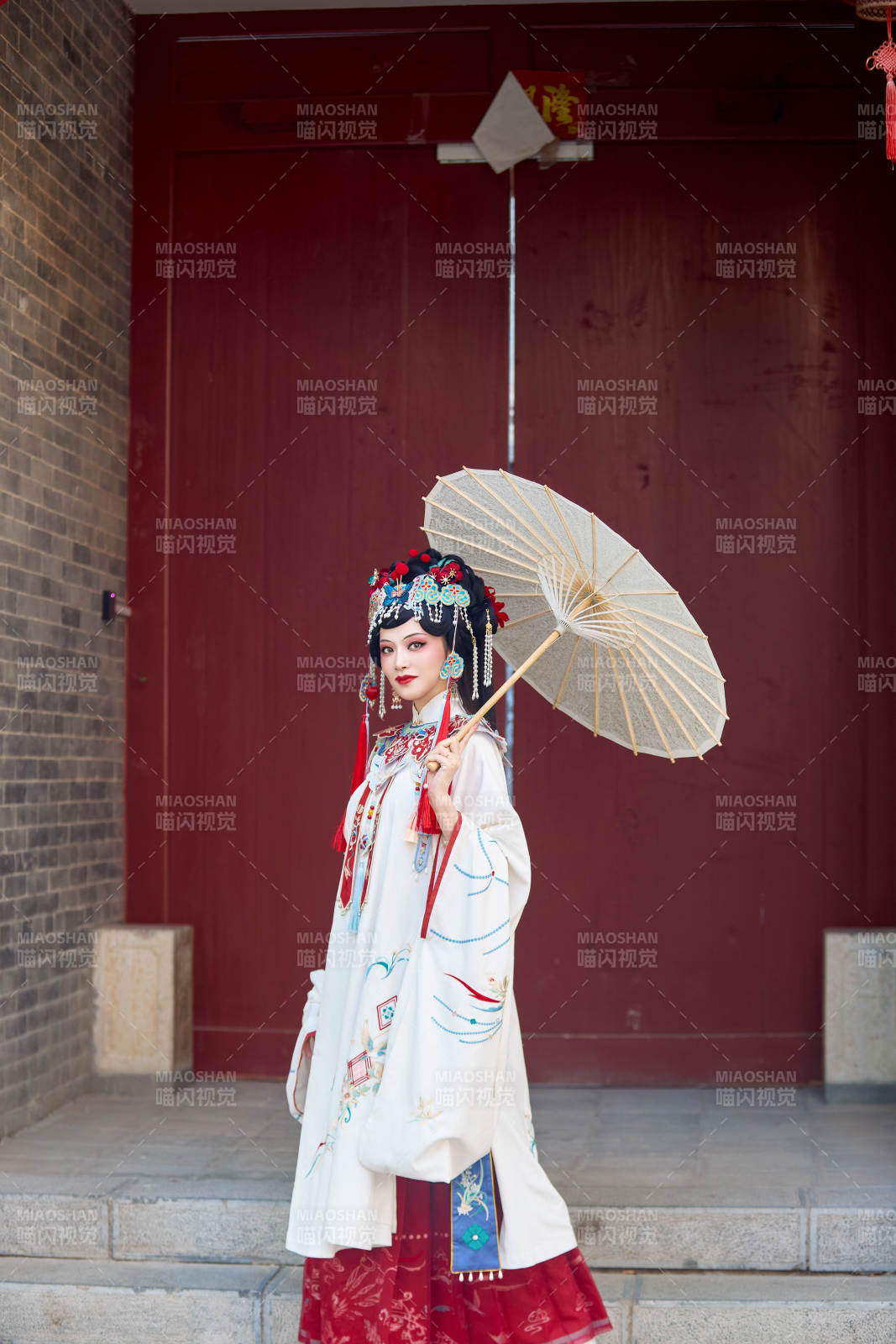 国潮戏曲服饰妆容手持油纸伞的中国美女图片