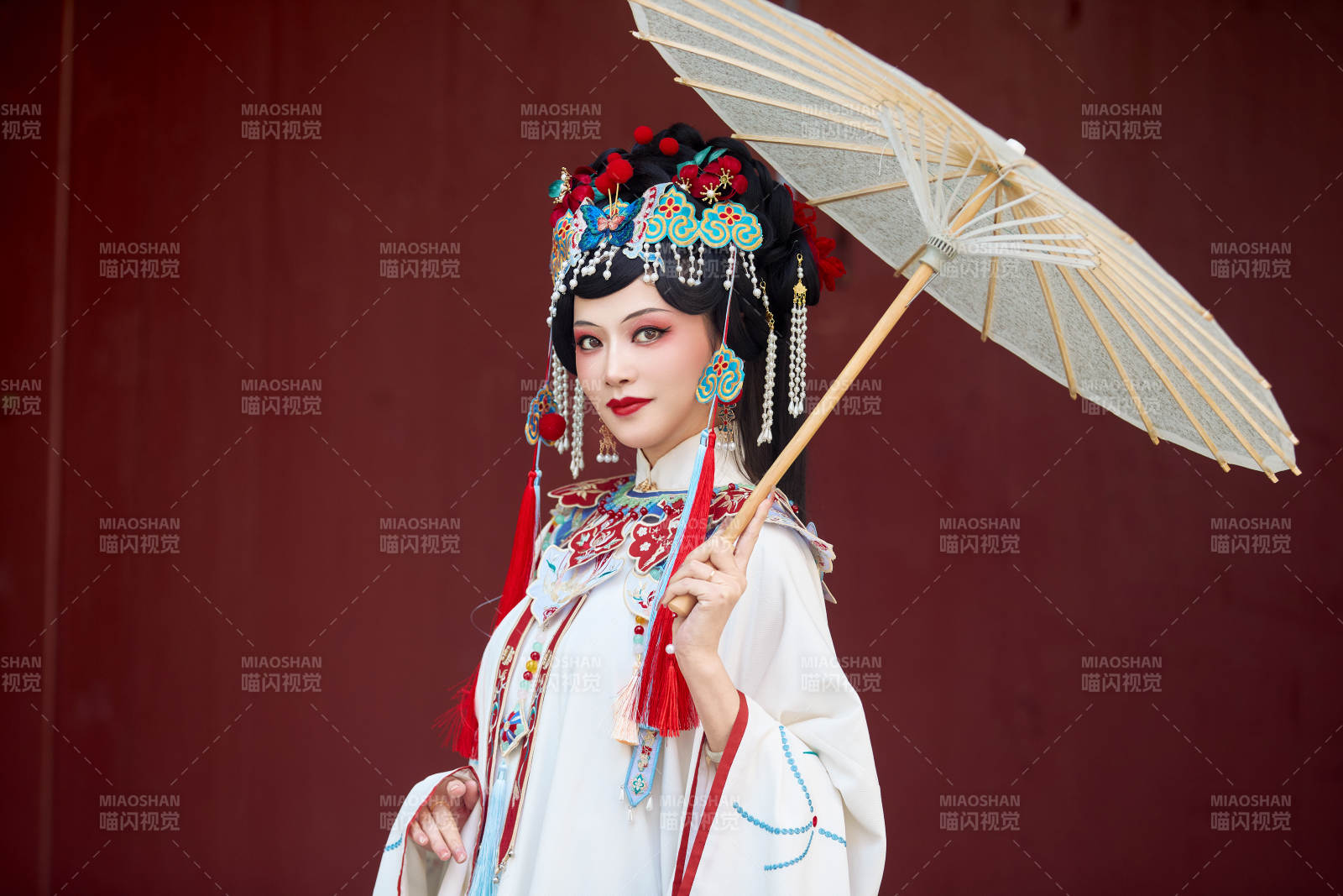 国潮戏曲服饰妆容手持油纸伞的中国美女图片