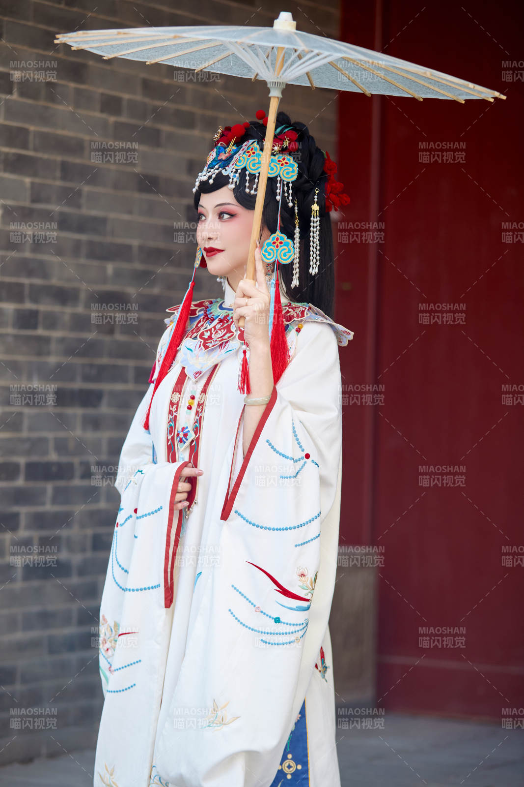 国潮戏曲服饰妆容手持油纸伞的中国美女图片