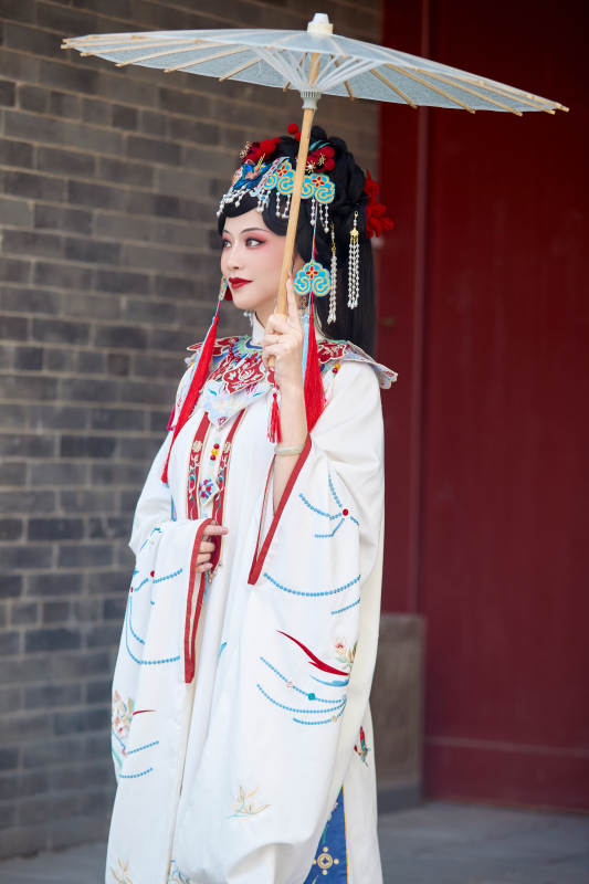 国潮戏曲服饰妆容手持油纸伞的中国美女图片