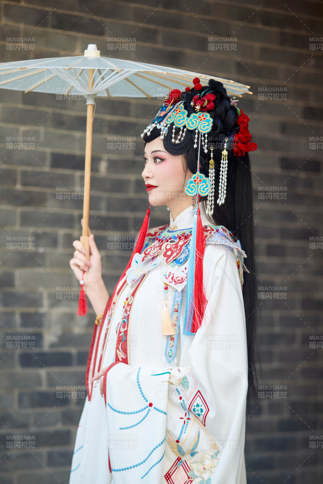 国潮戏曲服饰妆容手持油纸伞的中国美女图片