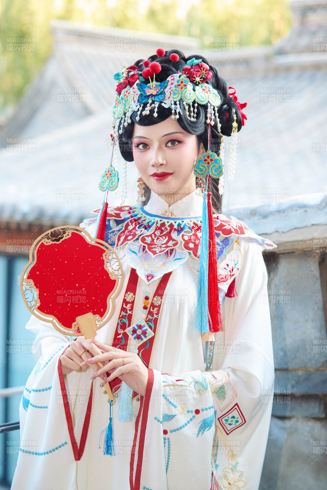 身穿戏曲服饰妆容手持工艺扇的中国美女图片