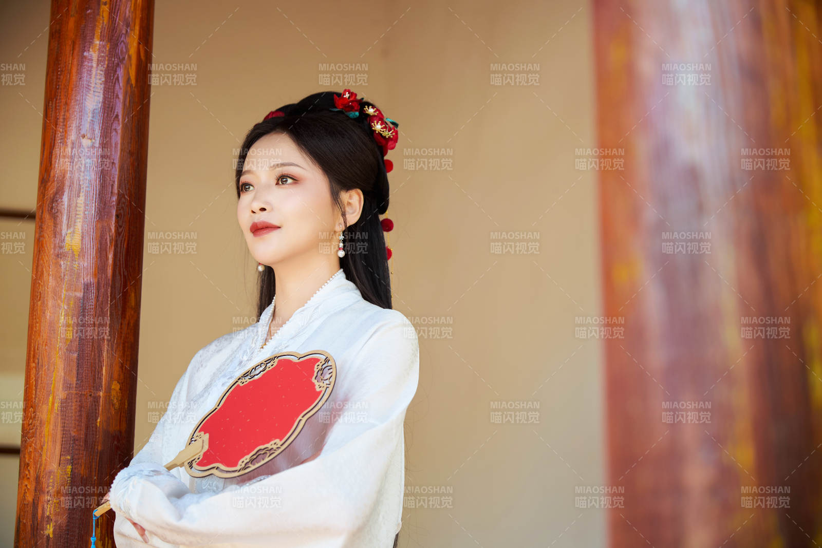 穿着中国汉族服饰马面裙的东方女性图片