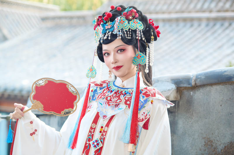 身穿戏曲服饰妆容手持工艺扇的中国美女图片