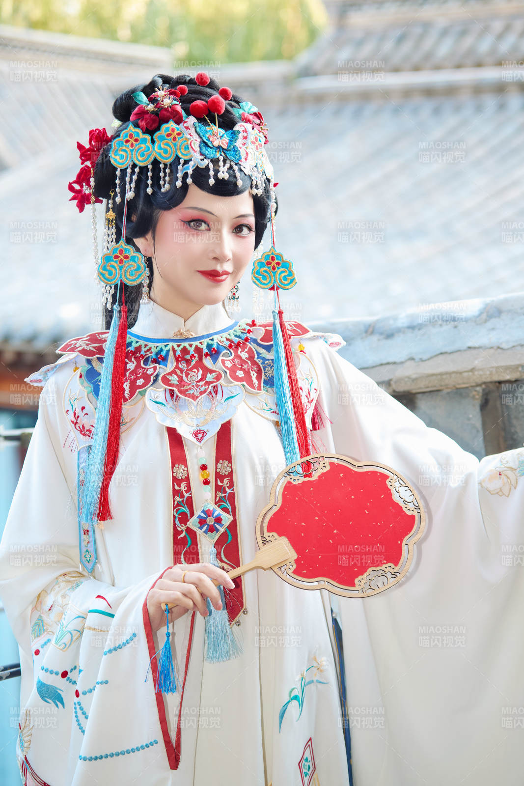 身穿戏曲服饰妆容手持工艺扇的中国美女图片