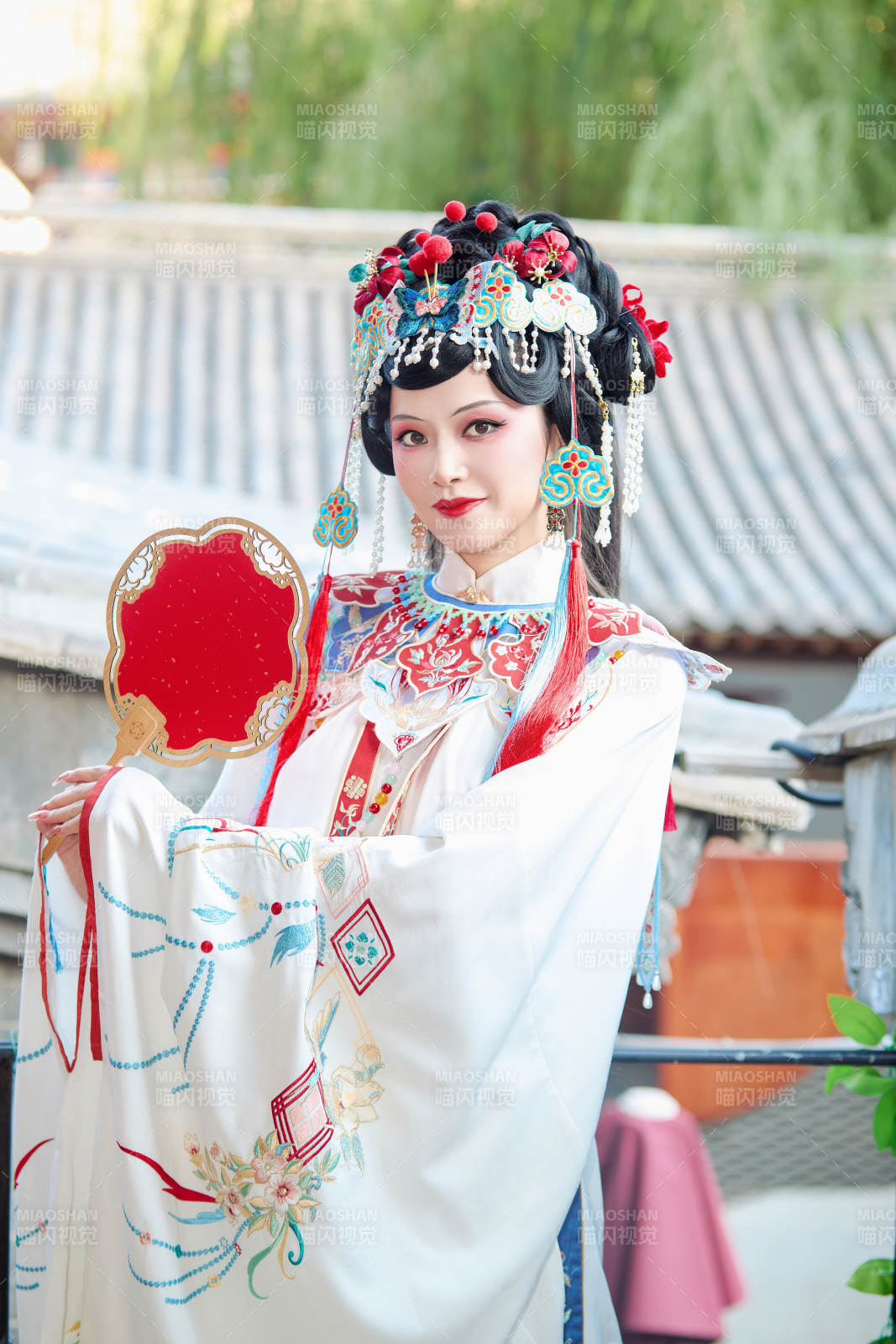 身穿戏曲服饰妆容手持工艺扇的中国美女图片