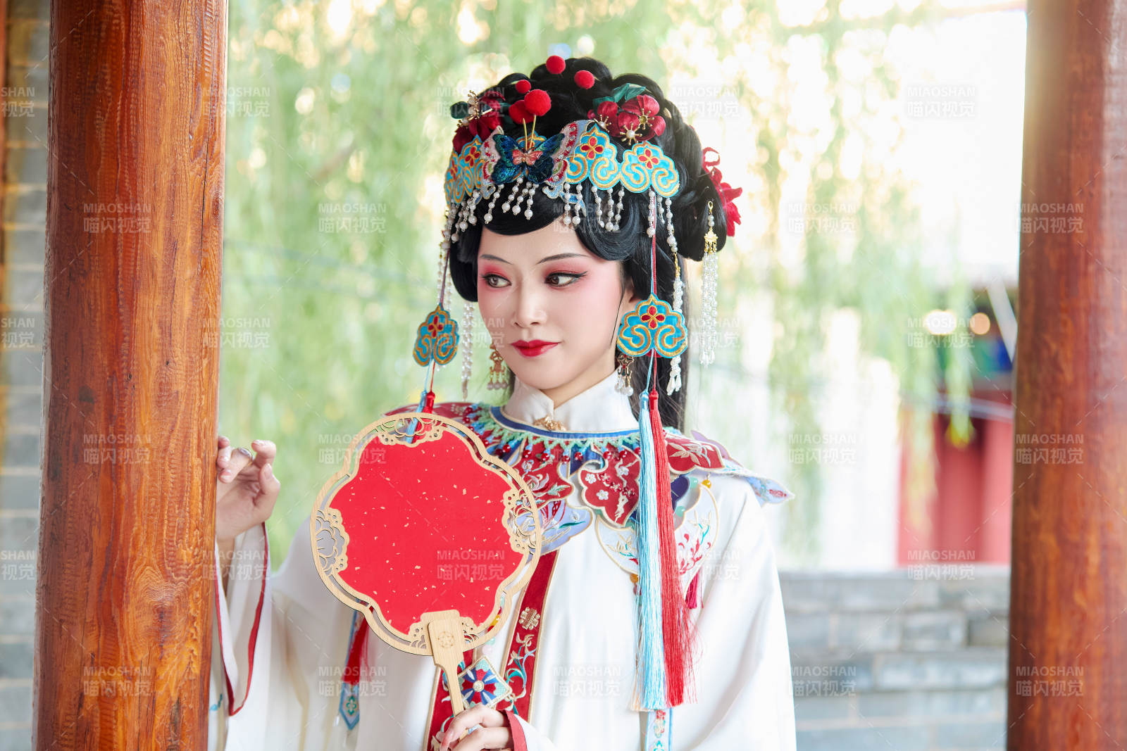 身穿戏曲服饰妆容手持工艺扇的中国美女图片