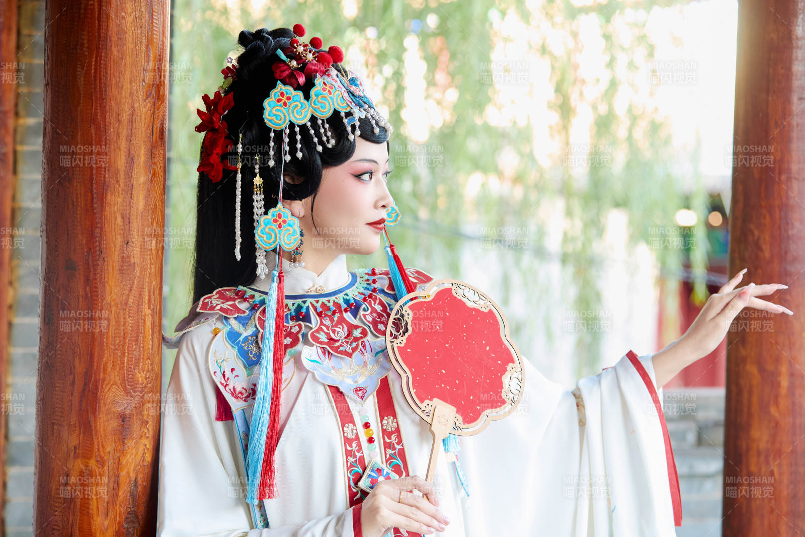 身穿戏曲服饰妆容手持工艺扇的中国美女图片