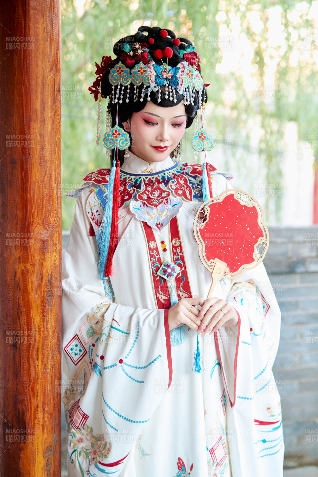 身穿戏曲服饰妆容手持工艺扇的中国美女图片