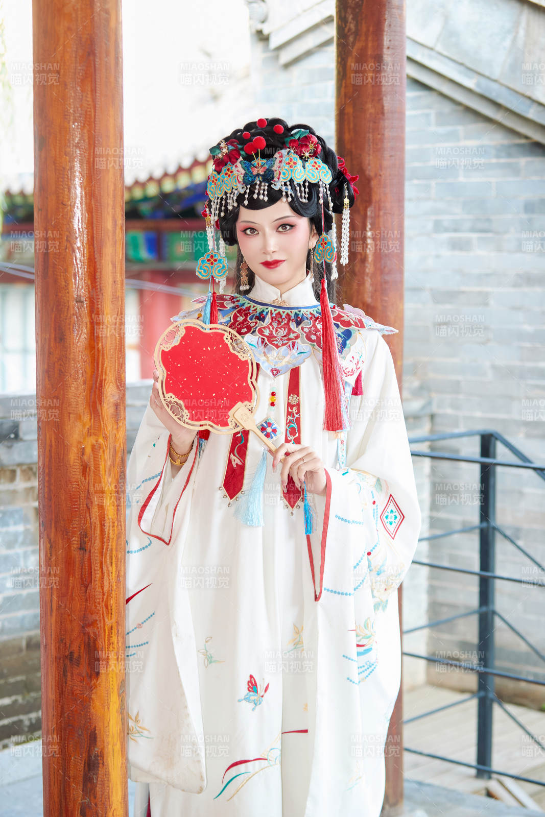 身穿戏曲服饰妆容手持工艺扇的中国美女图片