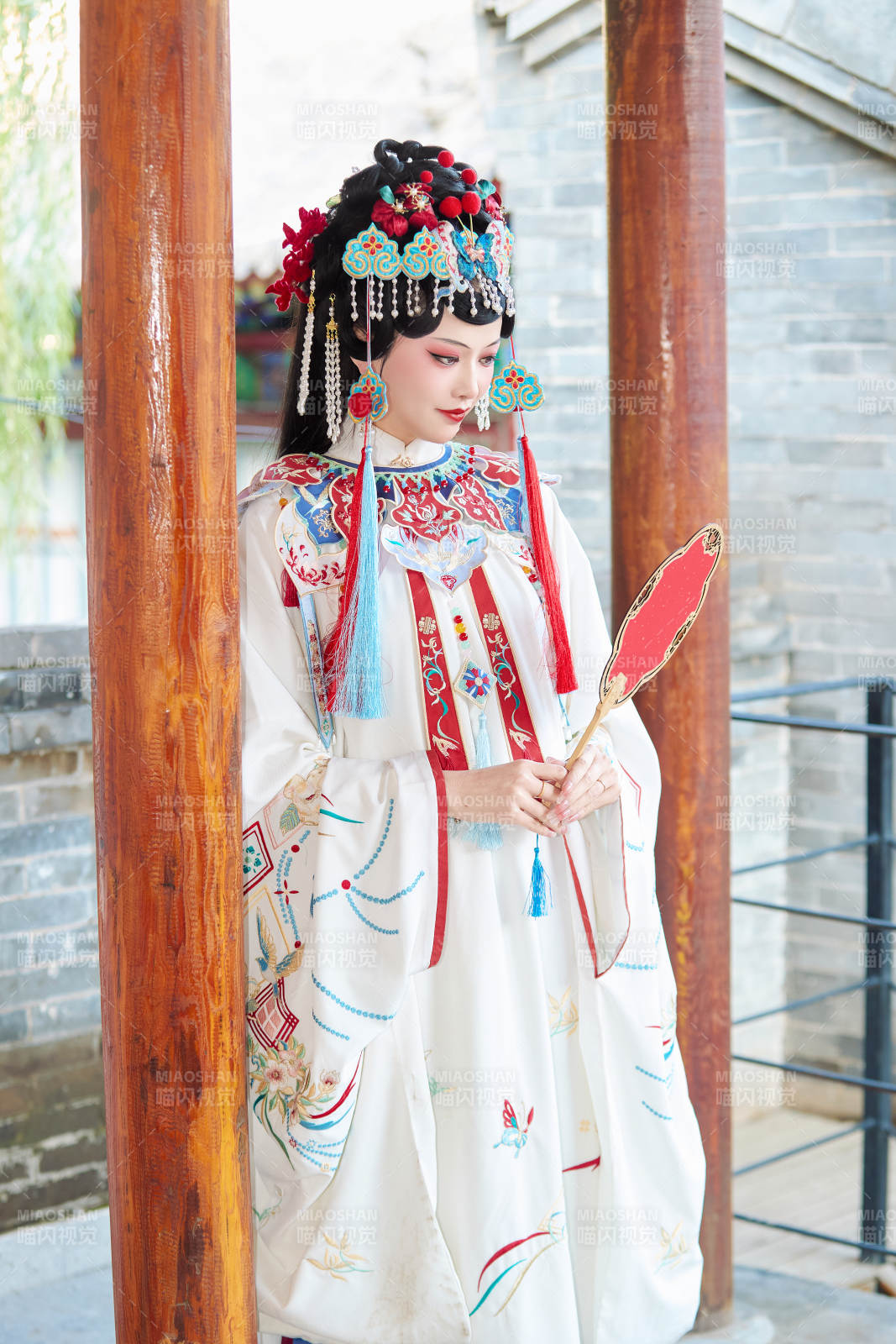 身穿戏曲服饰妆容手持工艺扇的中国美女图片