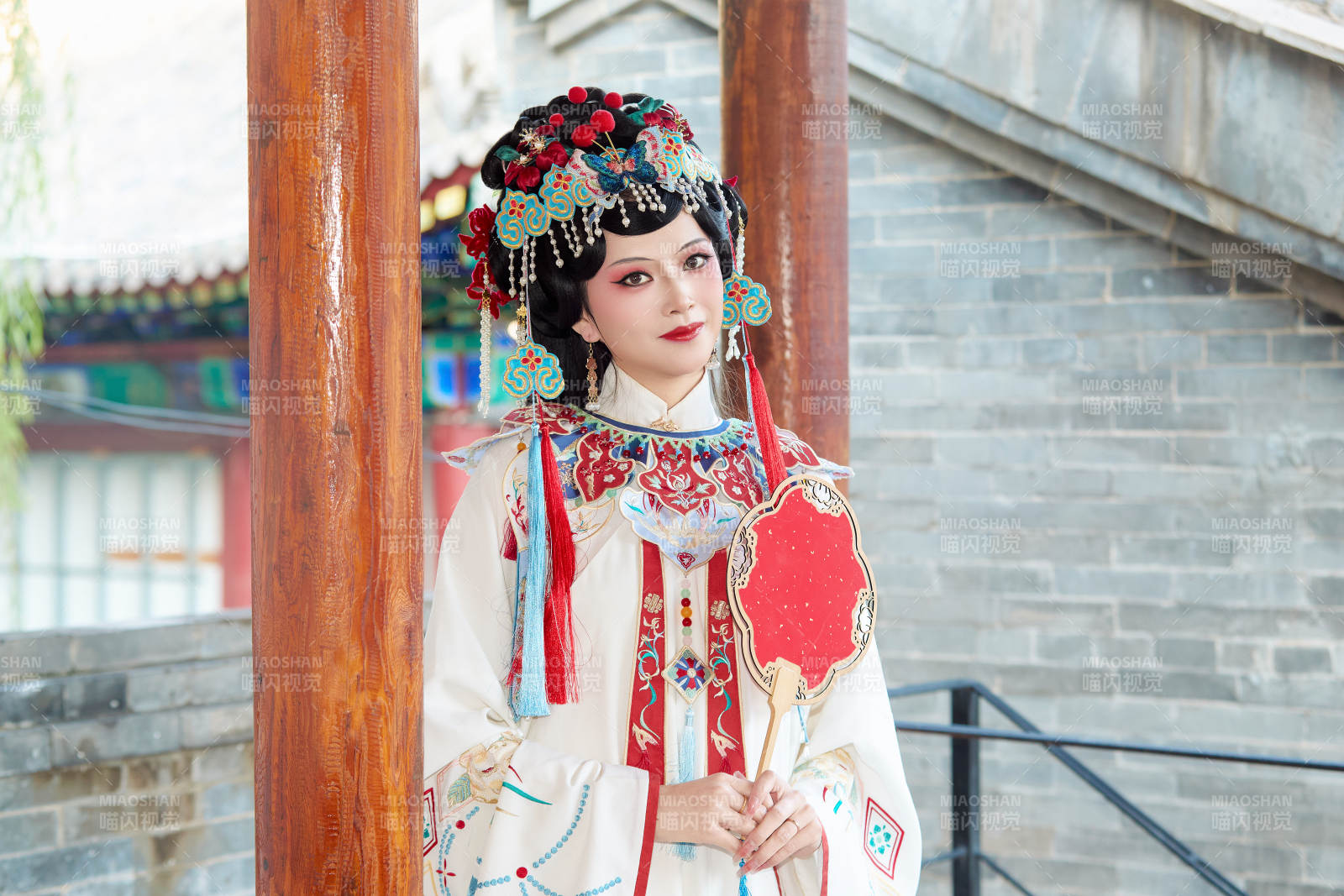 身穿戏曲服饰妆容手持工艺扇的中国美女图片