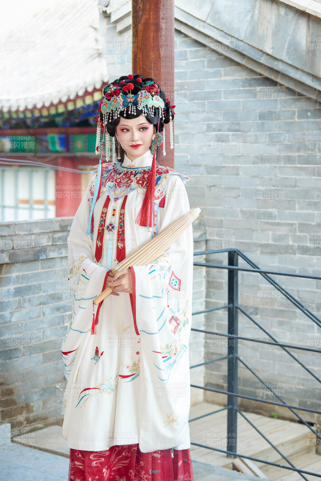 国潮戏曲服饰妆容手持油纸伞的中国美女图片