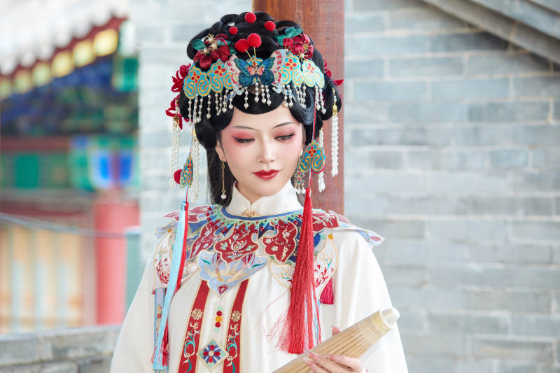 国潮戏曲服饰妆容手持油纸伞的中国美女图片