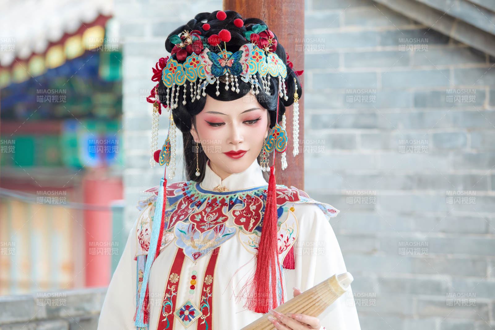 国潮戏曲服饰妆容手持油纸伞的中国美女图片