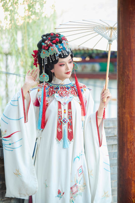 国潮戏曲服饰妆容手持油纸伞的中国美女图片