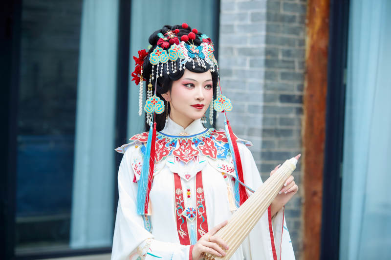 国潮戏曲服饰妆容手持油纸伞的中国美女图片